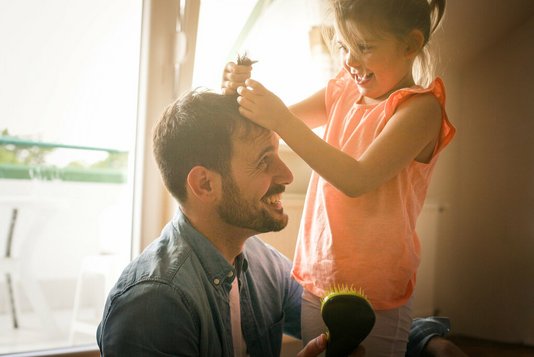 Haus-Familie-Wohnen-Serie-23-8 Vater und Tochter spielen zusammen zu Hause