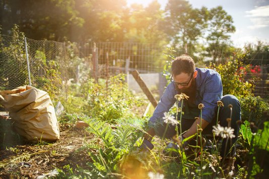 garten-eigener-gartenmoebel-einrichten-wohnen-08 Mann im Garten