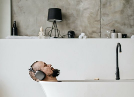 olena-sergienko-VUctfL2pN0Y-unsplash Mann entspannt mit Musik in der Badewanne