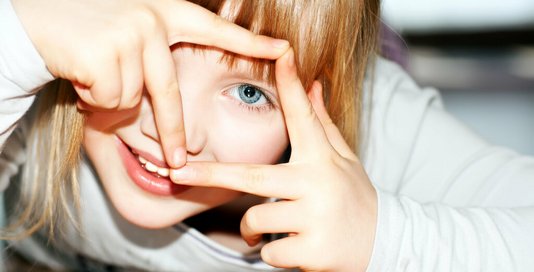 Fotolia_30303899_Subscription_L Mädchen mit Fingerzeichen